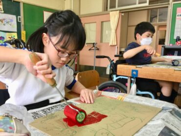 ［小学部］図工「海の仲間たち（スチレンボード版画）」