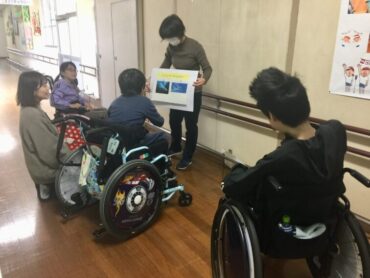 ［中学部］家庭「児童と触れ合おう」