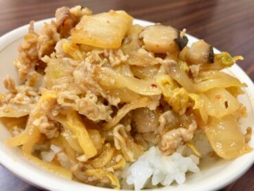 食１９丼「白菜たっぷり豚キムチ丼」