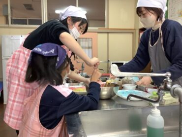 ［小学部］総合的な学習の時間「明日へ向かって～教職員のみなさんに感謝を伝えよう～」