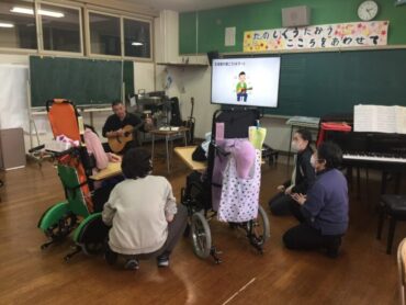 ［中学部］音楽「生演奏を聴こう（ギター編）」