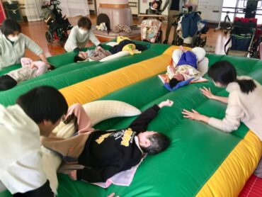 ［小学部］遊びの指導「エアートランポリンであそぼう」